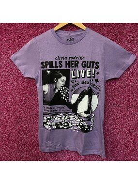 Olivia Rodrigo "Spills Her Guts LIVE!" Graphic T-shirt Small
